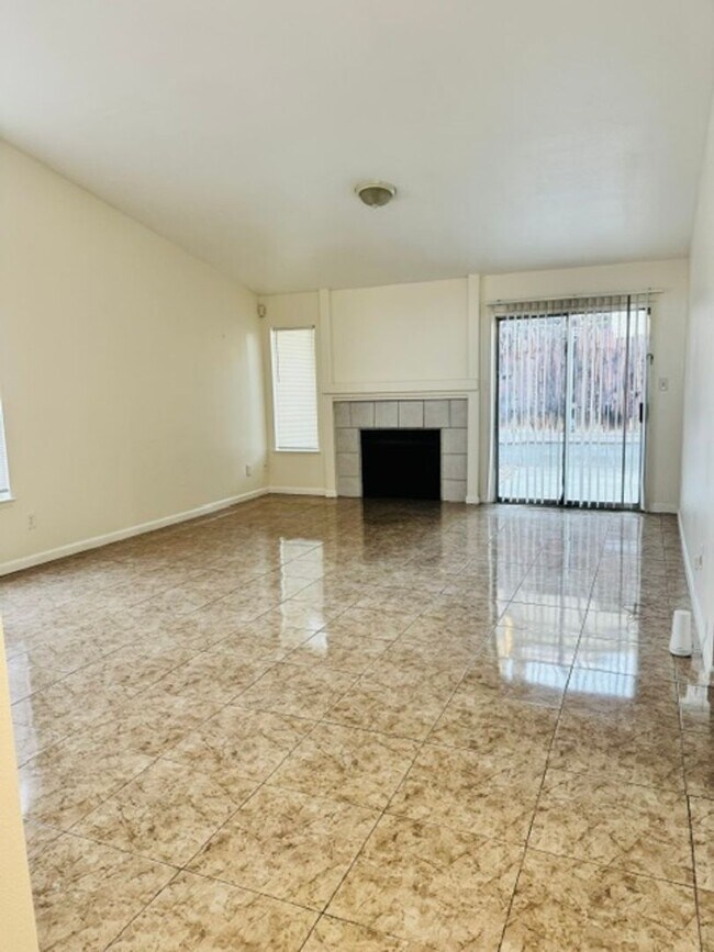 Building Photo - 9004 Pineridge Way
