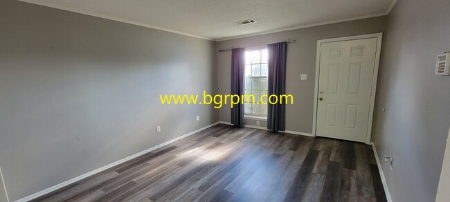 Building Photo - 3 Bd, 1 1/2 BA, home in Jacksonville