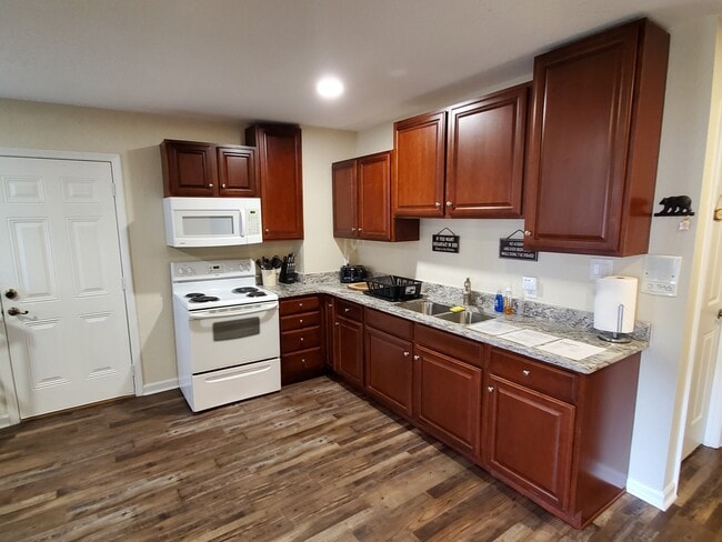 Building Photo - 7 Higel Ln