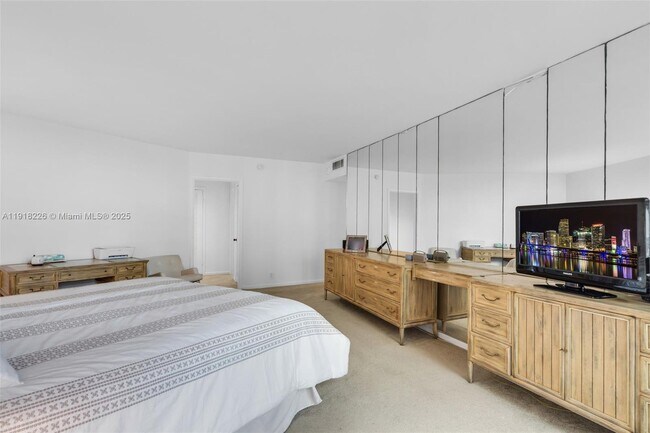 Building Photo - 1121 Crandon Blvd