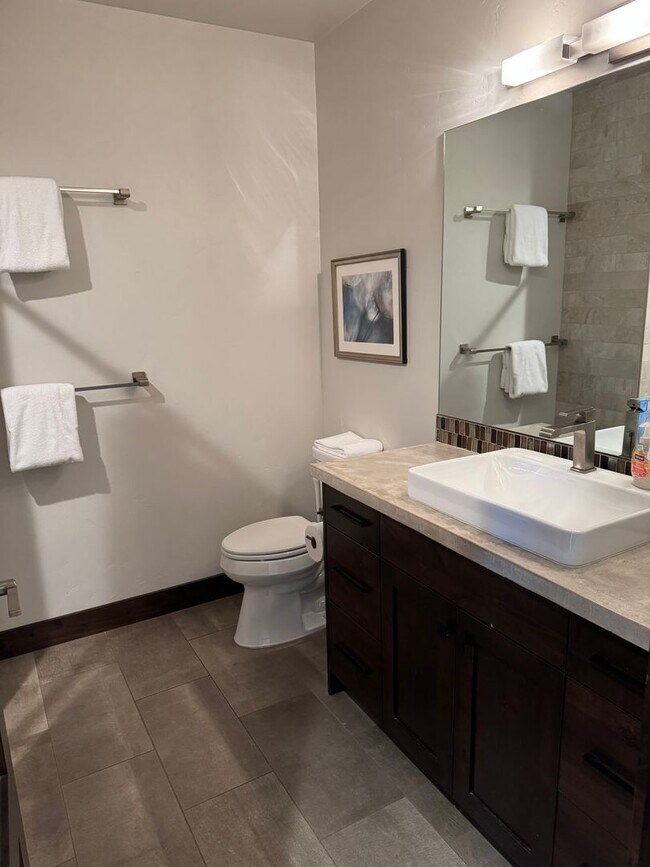 Building Photo - 214 E Second St. #204- Fully Furnished Lux...