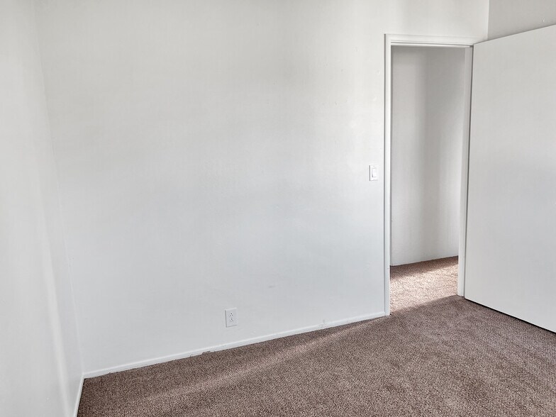 Building Photo - 265 Yosemite dr