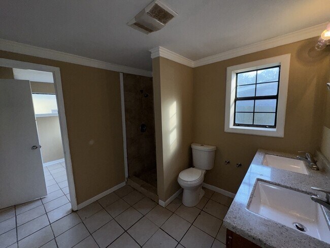 Building Photo - 2704 Shannon St