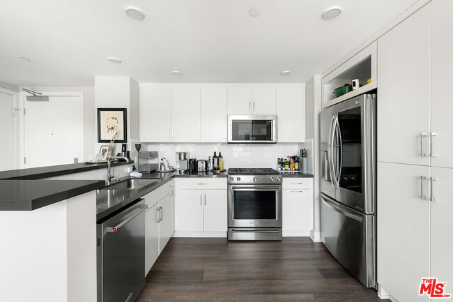 Building Photo - 6030 S Seabluff Dr