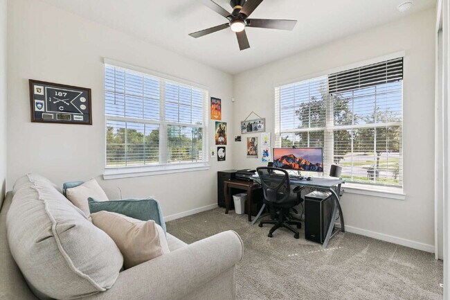 Building Photo - Discover Comfort and Space in this 4-Bed, 2-Bath Orlando Gem!