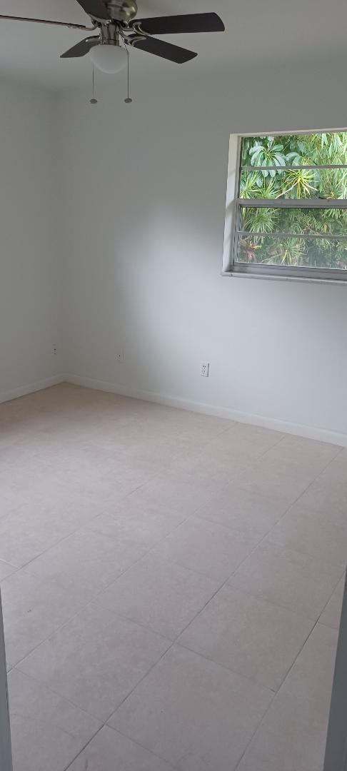 Building Photo - 605 18th Ct