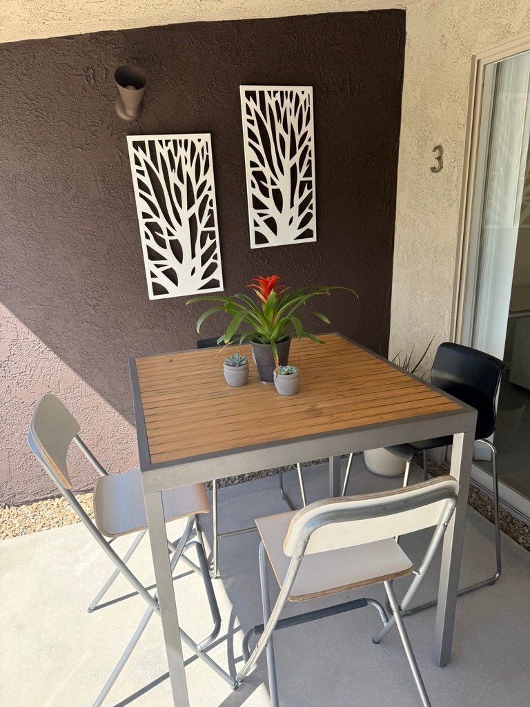 Building Photo - 777 E San Lorenzo Rd