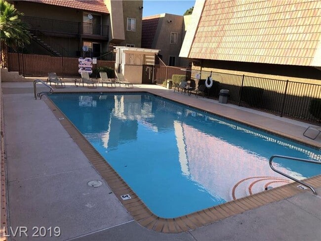 Building Photo - GUARD GATE COMMUNITY, 3 BEDROOM, 1.75 BATH...