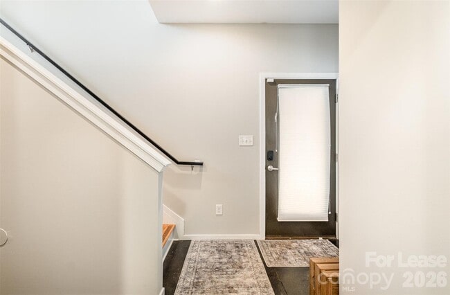 Building Photo - 925 Westbrook Dr