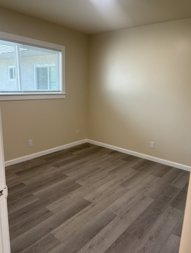 Building Photo - Charming 2-Bedroom Apartment with Hardwood Floors in Berkeley – Perfect Location!