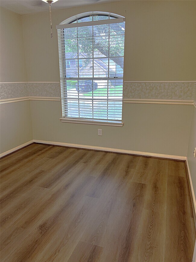 Building Photo - 4910 Linden Pl