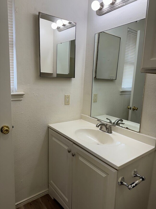 Building Photo - 716 Woodland Ct