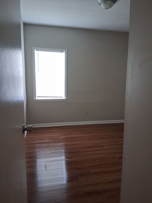 Building Photo - 3 Bedroom 2 Bath Home