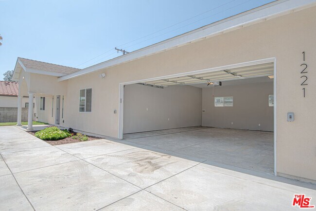 Building Photo - 1221 N Azusa Ave