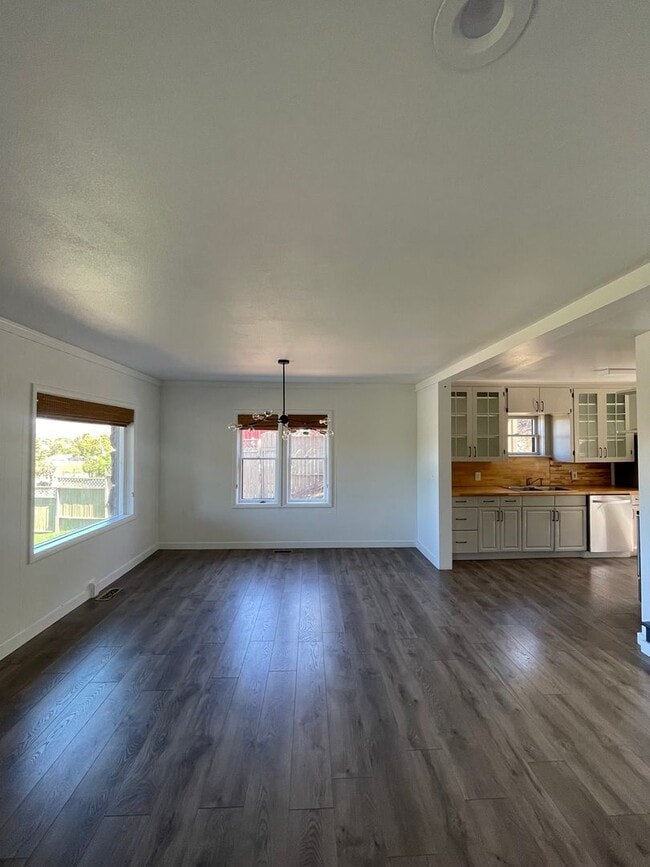 Building Photo - Lakeview 4-Bedroom Home Steps from Moore Park – Updated Throughout! 2.8 miles from Sky Lakes and OIT