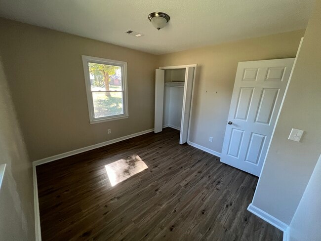 Building Photo - 3751 Robinson Dr