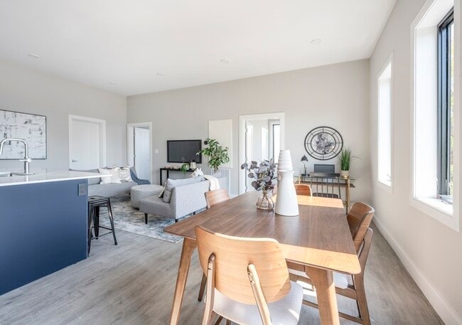 Building Photo - 656 Saratoga St