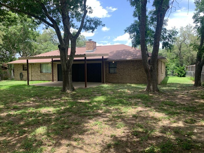 Building Photo - Cozy and Quaint 2 bedroom 2 bath with bonu...