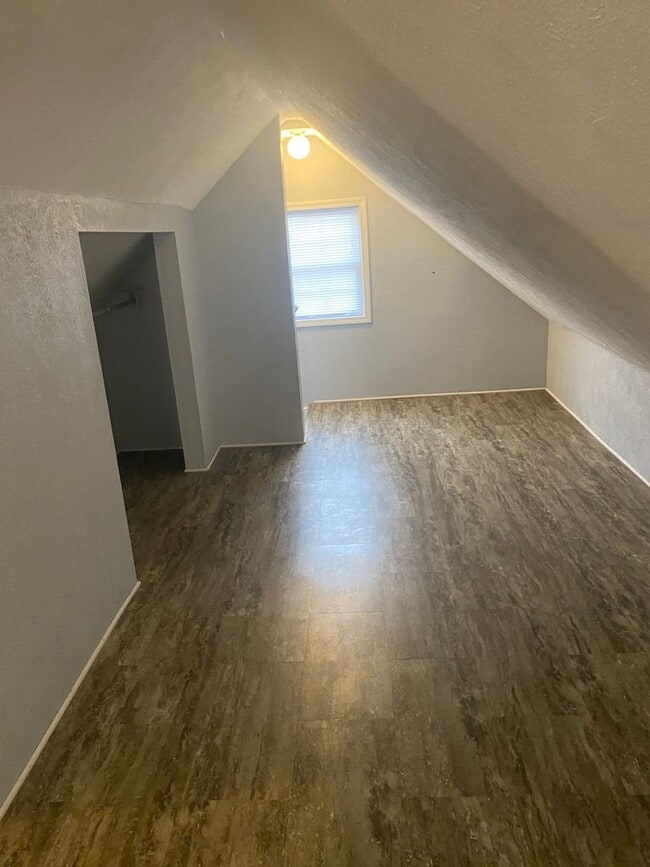 Building Photo - 2 bedroom 1 bath house  with fenced in yard available soon!