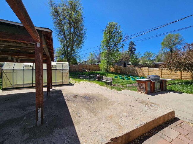 Building Photo - Charming 2-Bedroom Home with Spacious Back...