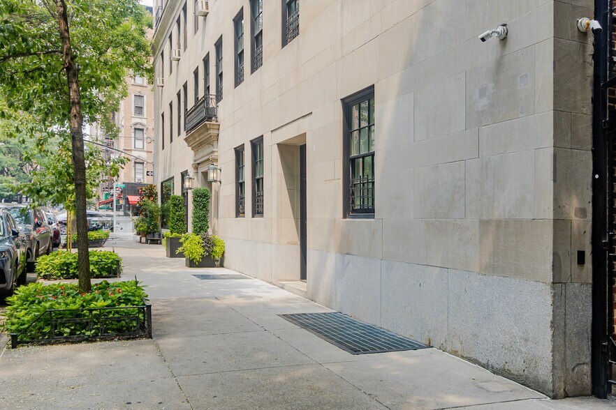 Building Photo - 160 E 88th St