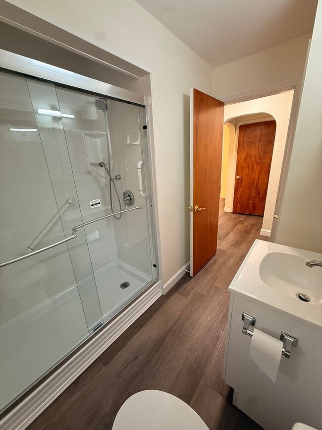 Building Photo - 631 Hampshire Rd