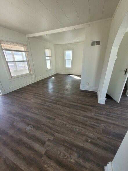 Spacious living area - 819 Hawthorne Ave