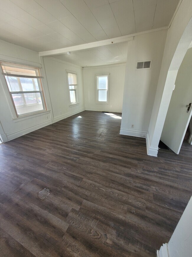 Spacious living area - 819 Hawthorne Ave