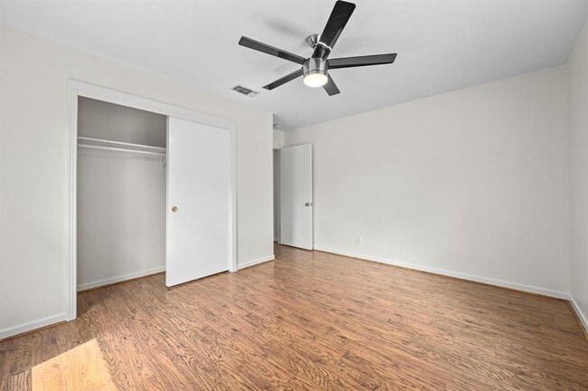 Building Photo - 1607 Glencrest Dr