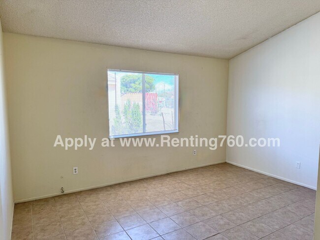 Building Photo - Spacious 2 Bed 1 Bath Home With Indoor Lau...