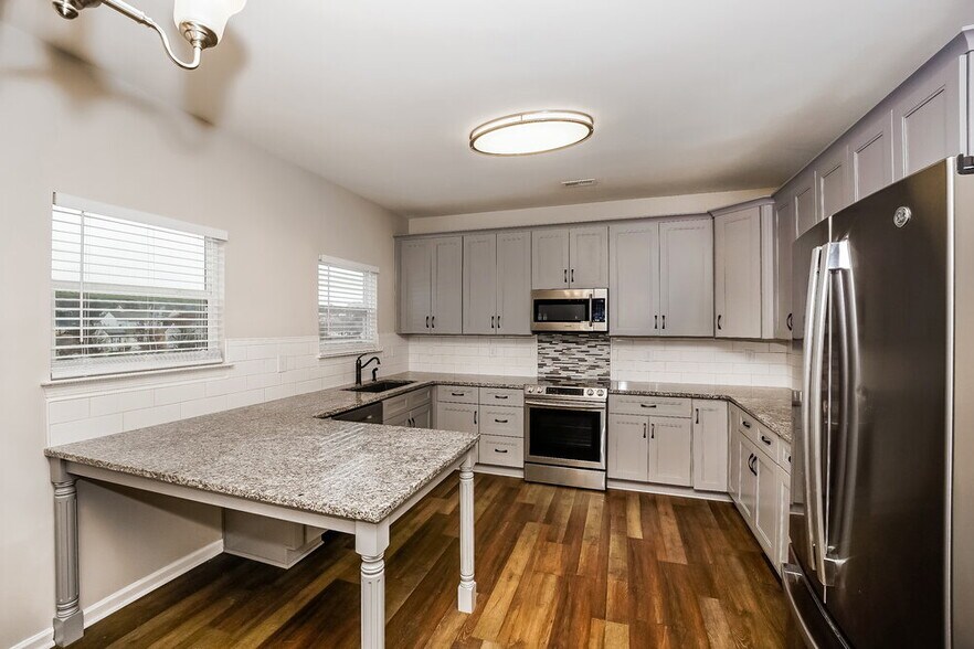 Building Photo - 255 Flanders Dr