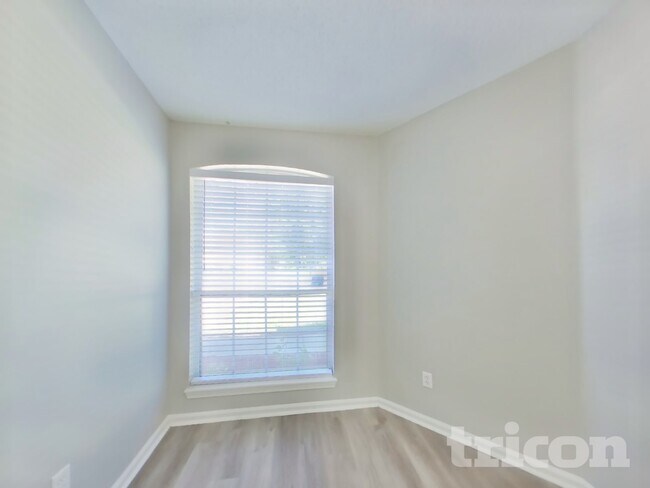 Building Photo - 1020 Woodbridge Hollow N