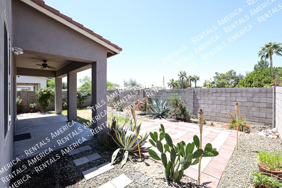 Building Photo - 11862 N 79th Dr