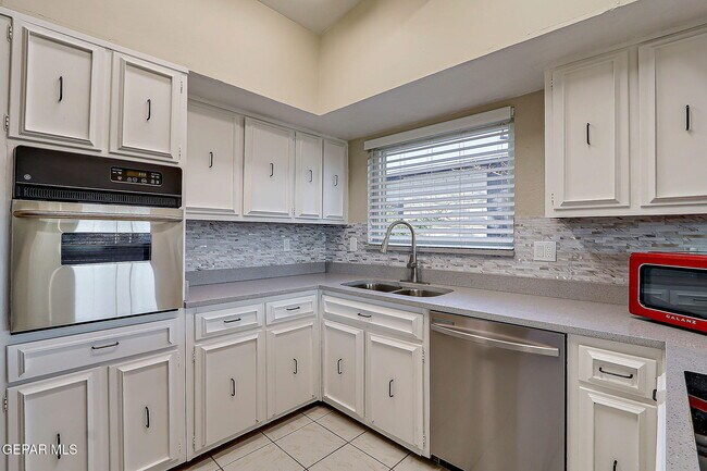 Building Photo - 4871 Los Reales Dr