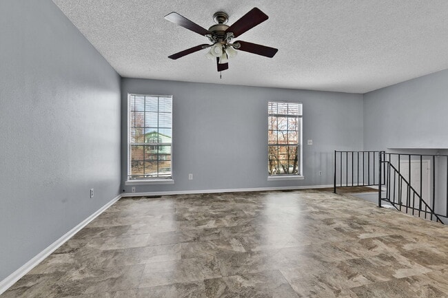 Building Photo - $2,540.95 with $300 off the first month's Rent- 4 Bedroom, 1.5 Bath, Single Family Home in Aurora...