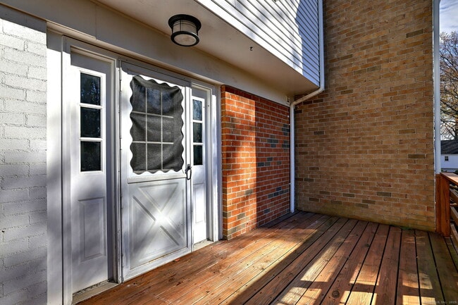 Building Photo - 245 Sunnyridge Ave