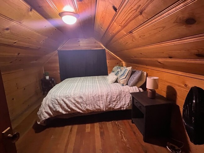 Building Photo - Seasonal Furnished rental sleeps 4