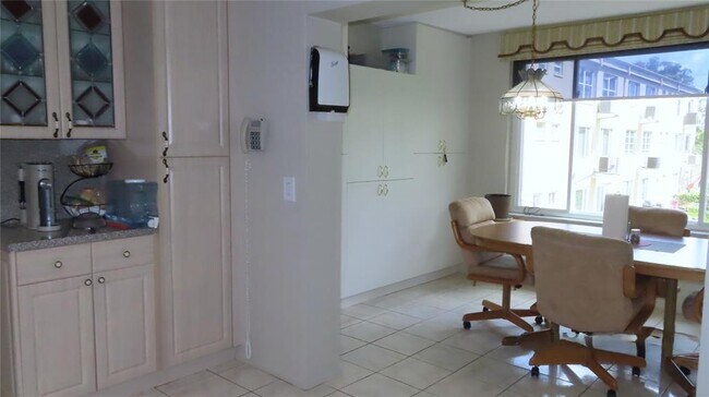 Building Photo - 2402 Ecuadorian Way