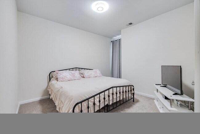 Building Photo - 161 Holloway Hl