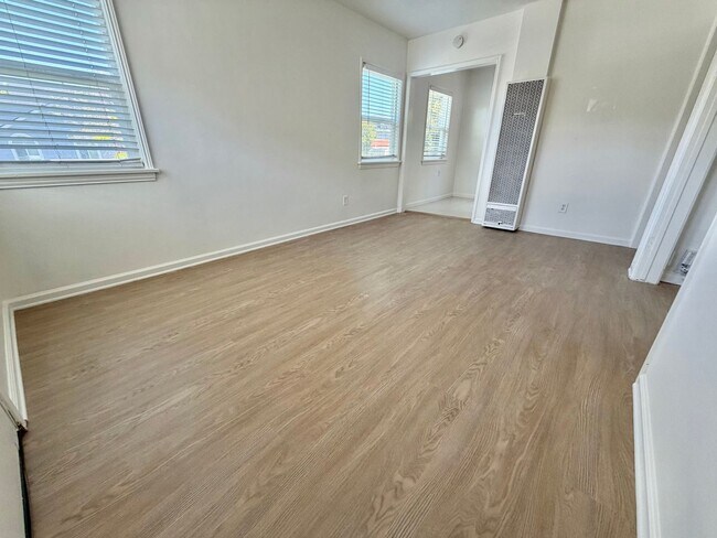 Building Photo - Large Private Yard, New Flooring & Free Laundry in Renovated 1BD
