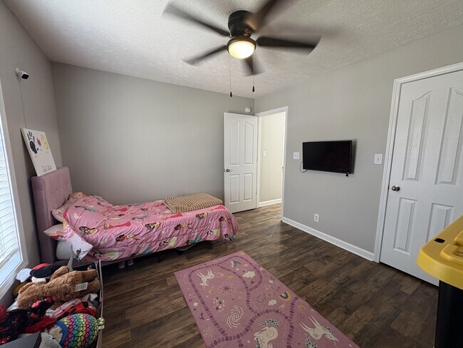 Building Photo - 515 Fox Trot Dr