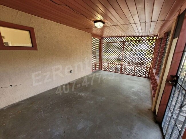 Building Photo - 6024 Oakcrest Cir