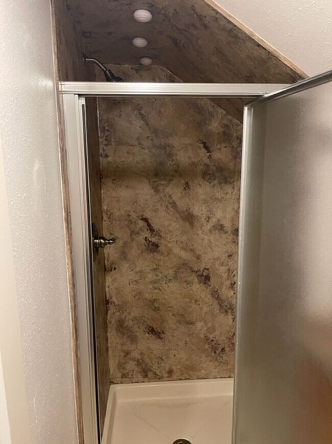 Building Photo - 1 Bedroom Suite for Lease with Washer/Dryer and Garage Spot