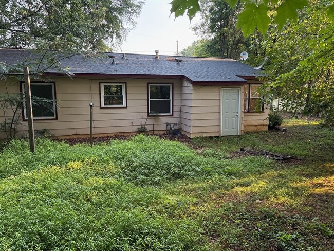 Building Photo - Quaint 3 bedroom/1  and 1/2 bath Winston S...