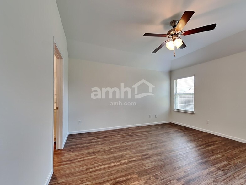 Building Photo - 463 Silverstone Dr