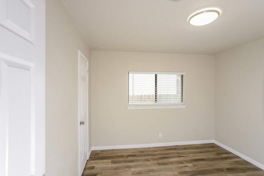 Building Photo - 9124 Gambier Dr