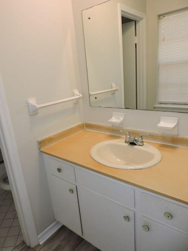 Building Photo - Great location in northeast Pensacola!