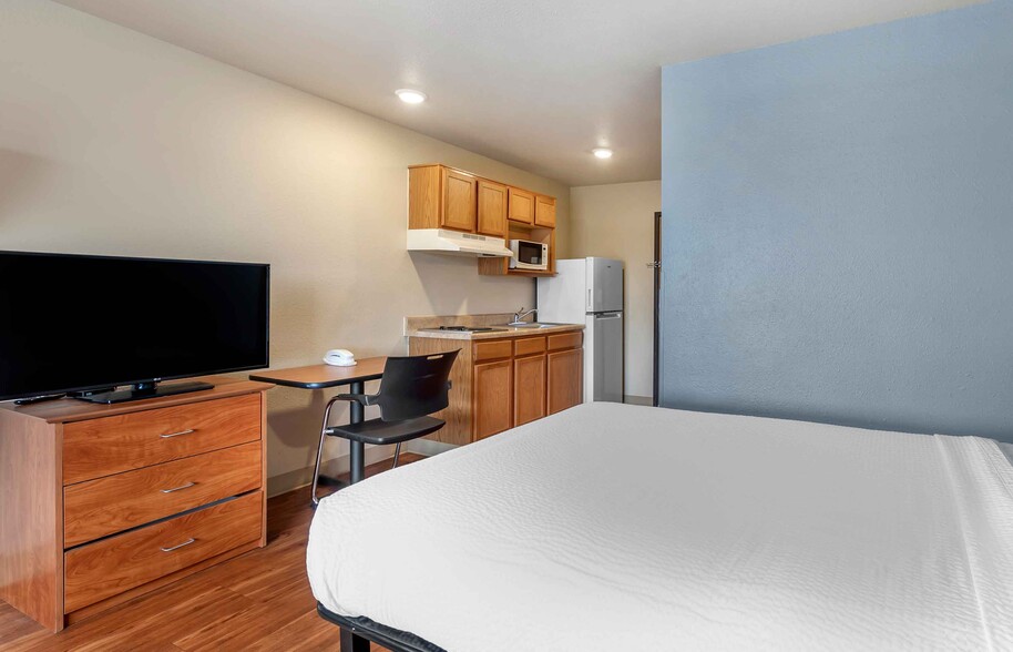 Building Photo - Furnished Studio-Wichita - North