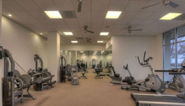 Building Photo - Newly Renovated Condo in the heart of Down...