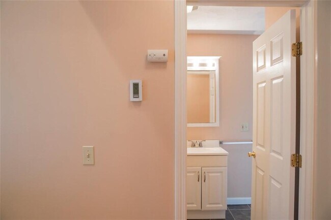 Building Photo - 2840 Hartford Ave